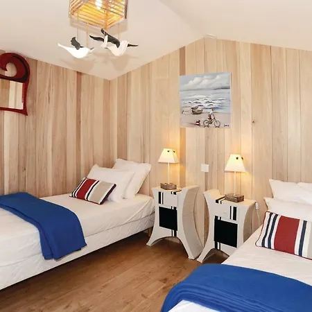 Three-bedroom Holiday With A Fireplace In Nyaraló