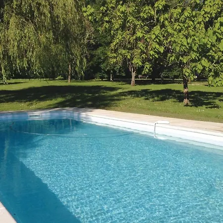 Three-bedroom Holiday With A Fireplace In * Burie