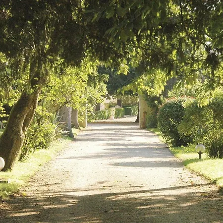 Three-bedroom Holiday With A Fireplace In Burie