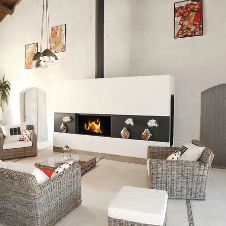 Three-bedroom Holiday With A Fireplace In * Burie